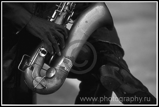 Saxofone, next to the Metropolitan museum